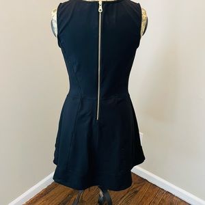 Lightly worn perfect office/cocktail party. very flattering stretch material